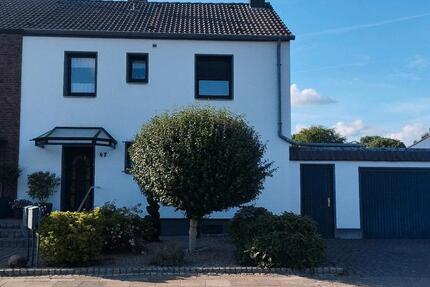 Gut gelegende Immobilie in Oberhausen Klosterhardt- Nord 6 zimmer