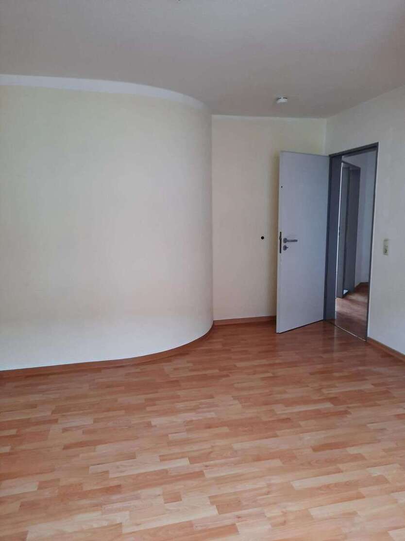 großzügige 3 Zimmer-Wohnung *gerade in Renovierung* mit Balkon und Küche 3 zimmer