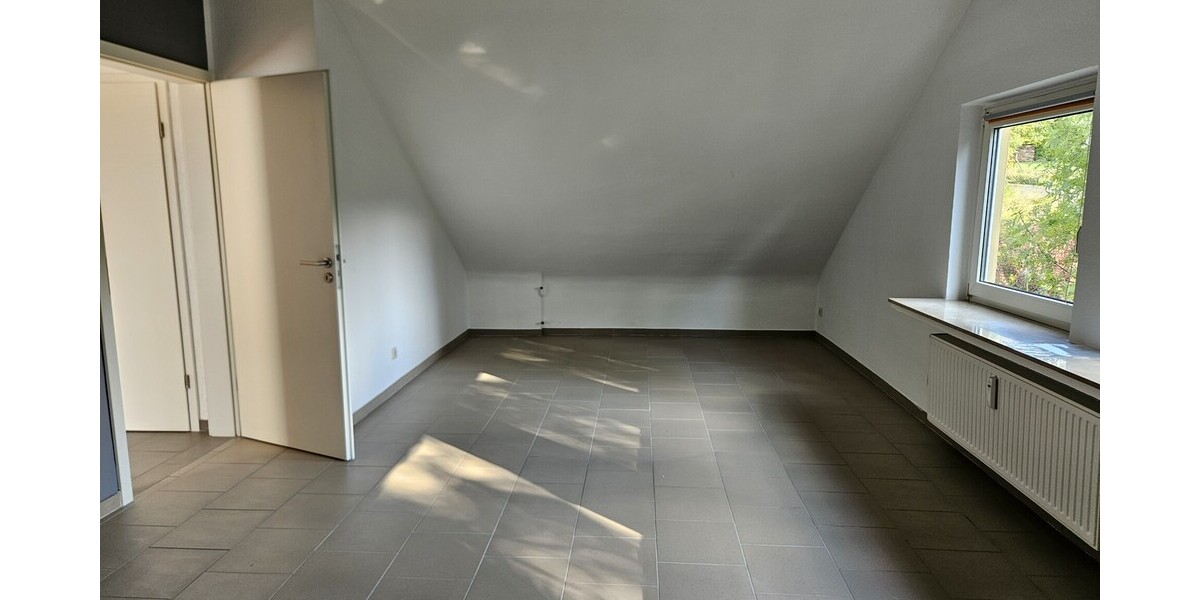 Moderne Dachgeschosswohnung in ruhiger Lage 4 zimmer