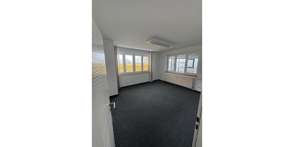 Helle Bürofläche mit Glasfront in Vierkirchen – Nähe S-Bahn zimmer