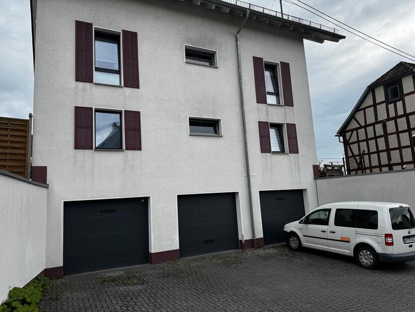 Helle 3 Zimmer Wohnung 87 qmmit EBK und Balkon, Garage und Aufzug
