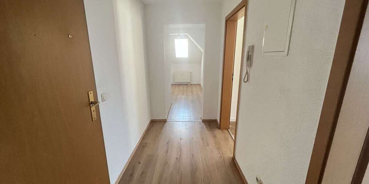 Etagenwohnung Reichenbach im Vogtland - 4 Zimmer, 77 m&sup2;, 420&euro; | Angebot:26199346