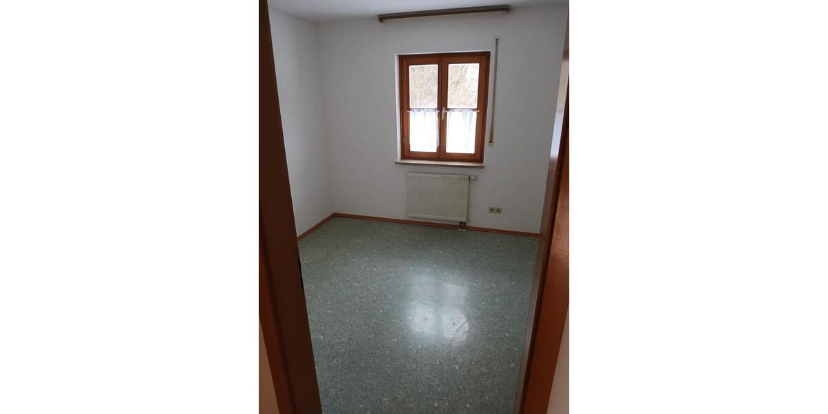 Erdgeschoßwohnung Cham - 4 Zimmer, 115 m&sup2;, 700&euro; | Angebot:25549096