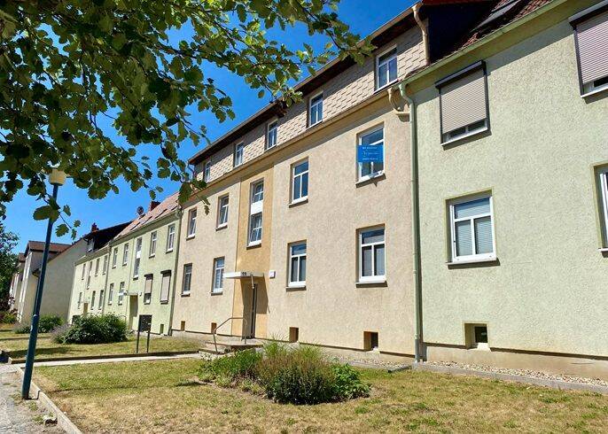 Wird für Sie saniert: Große Küche mit Blick ins Grüne