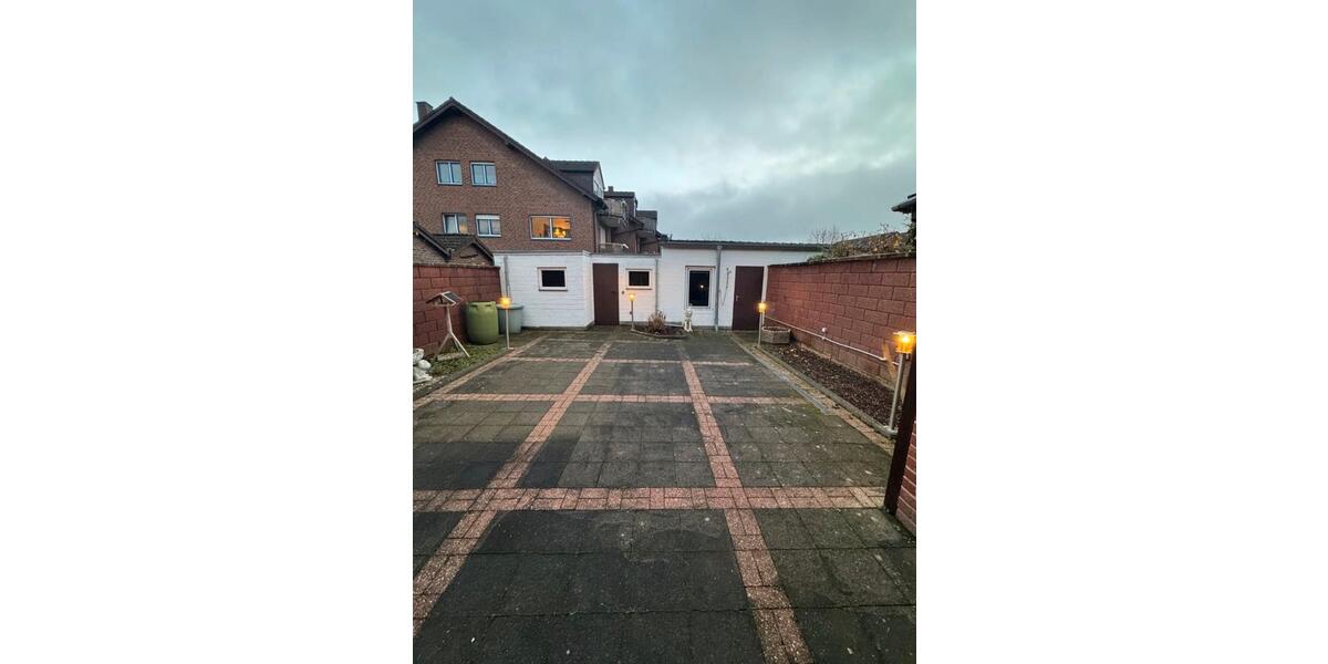 Erdgeschoßwohnung Grevenbroich Neuenhausen - 4 Zimmer, 130 m&sup2;, 1.500&euro; | Angebot:24840289