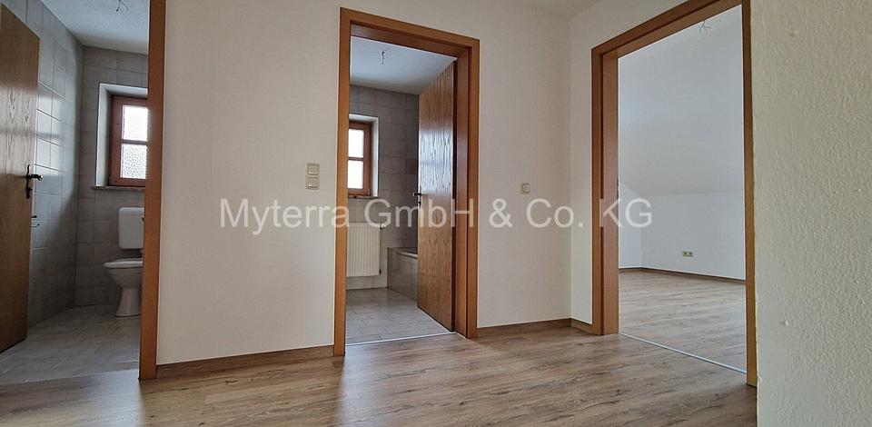 Dachgeschoßwohnung Schöllnach - 3 Zimmer, 70 m&sup2;, 590&euro; | Angebot:24863632