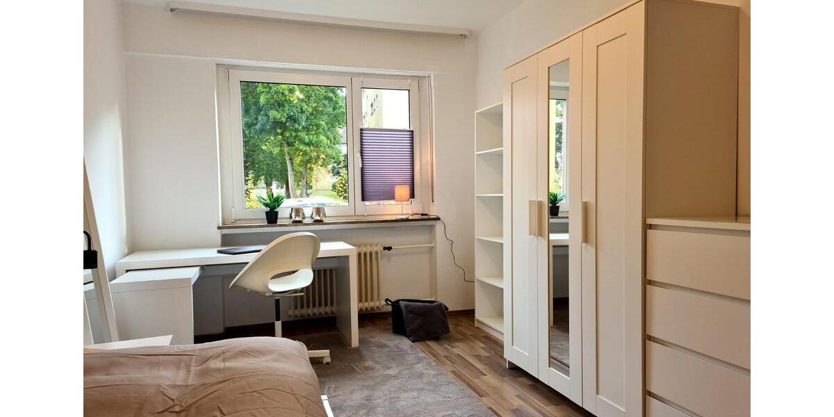 Vollmöbliertes WG-Zimmer (für w) einer 3er WG in zentraler Lage Hofs - 450€ Warmmiete (keine NK) 1 zimmer