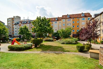 Renovierte, helle 2-Zimmer-Wohnung mit Balkon ab sofort frei! zimmer