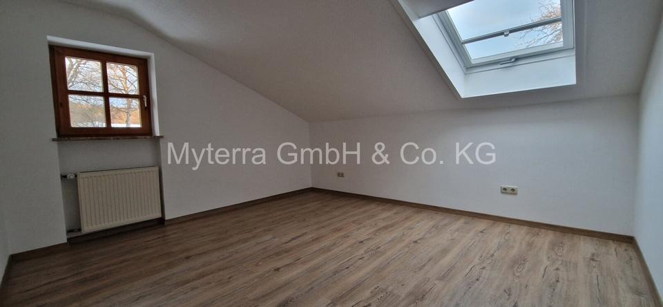 Dachgeschoßwohnung Schöllnach - 3 Zimmer, 70 m&sup2;, 590&euro; | Angebot:24863632