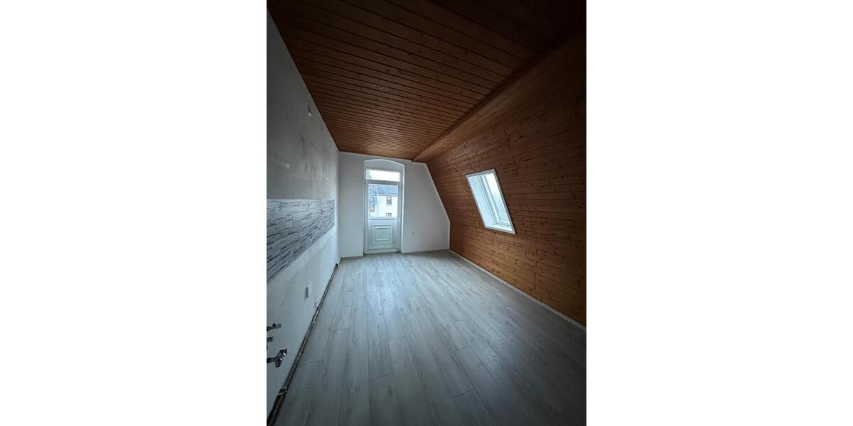 Schöne 3 ZKB Dachgeschosswohnung mit Gartennutzung in Lengenfeld 3 zimmer