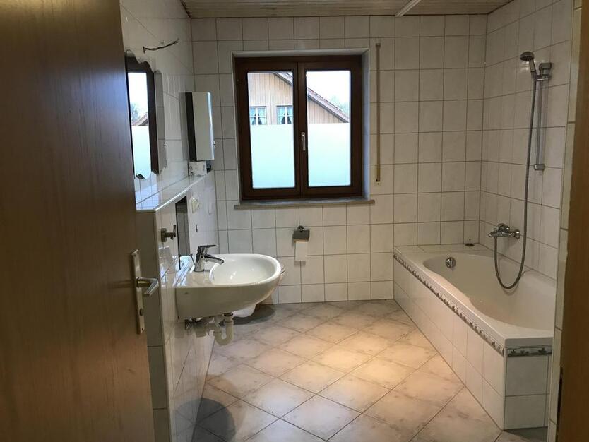 Sofort Einziehen! Modernes Wohnen im Grünen: 4-Zimmerwohnung mit Balkon in Oberneuching