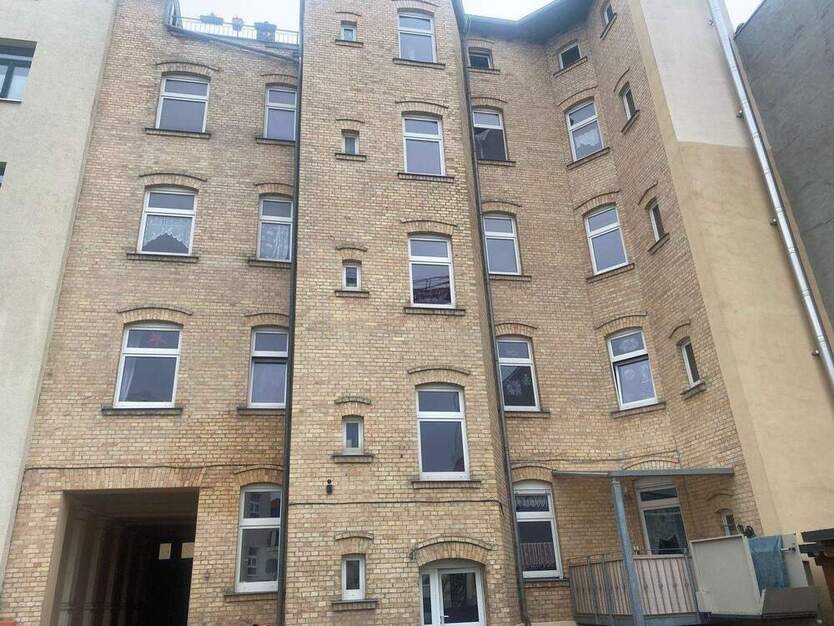 3-Raumwohnung mit Dachterrasse und Weitblick über Halle, Stellplatz, Einbauküche & dekorativen Sichtbalken! 3 zimmer