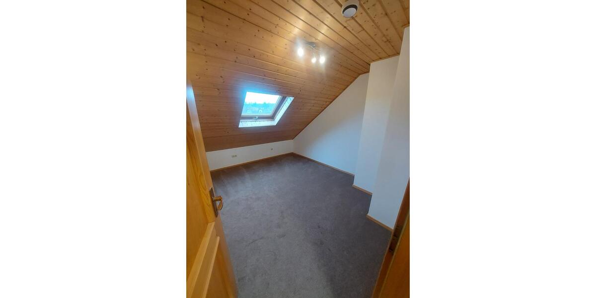 Dachgeschoßwohnung Poppenhausen (Wasserkuppe) - 3 Zimmer, 85 m&sup2;, 750&euro; | Angebot:25752097