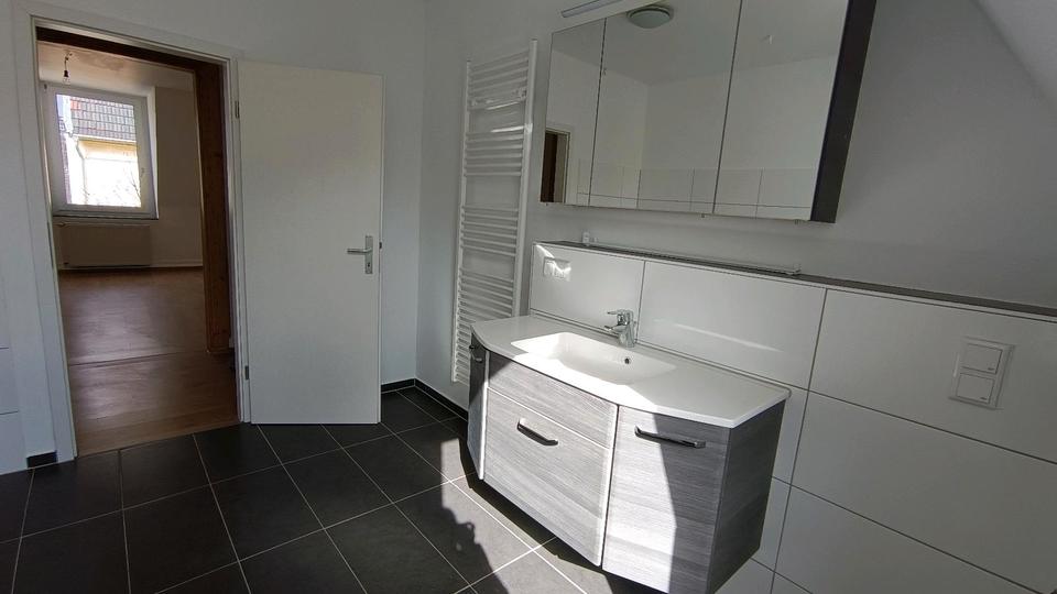 Dachgeschoßwohnung Wuppertal Barmen - 4 Zimmer, 100 m&sup2;, 1.240&euro; | Angebot:26173523