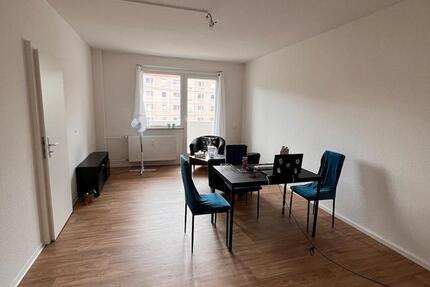 Günstige 3-Raum-Wohnung mit Balkon in zentraler Lage zimmer