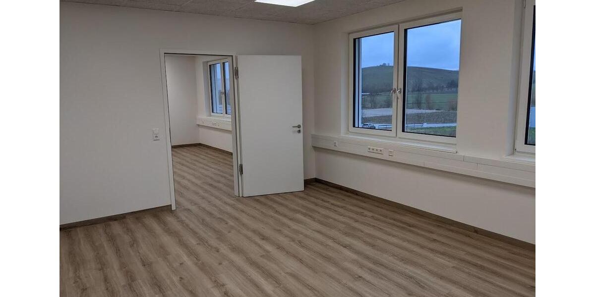 Neu - €8qm - 4 x 275qm oder 1.100qm, Tiefgarage mit 19x E-Ladestationen, Aufzug, Klimatisiert zimmer