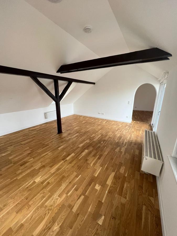 Große 5-Zimmer-Wohnung mit Balkon in der Nähe vom Phönix See zu vermieten