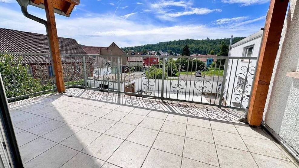 170 m² auf einer EBENE! - MODERNE EBK - 2 Balkone - Hof-und Gartennutzung