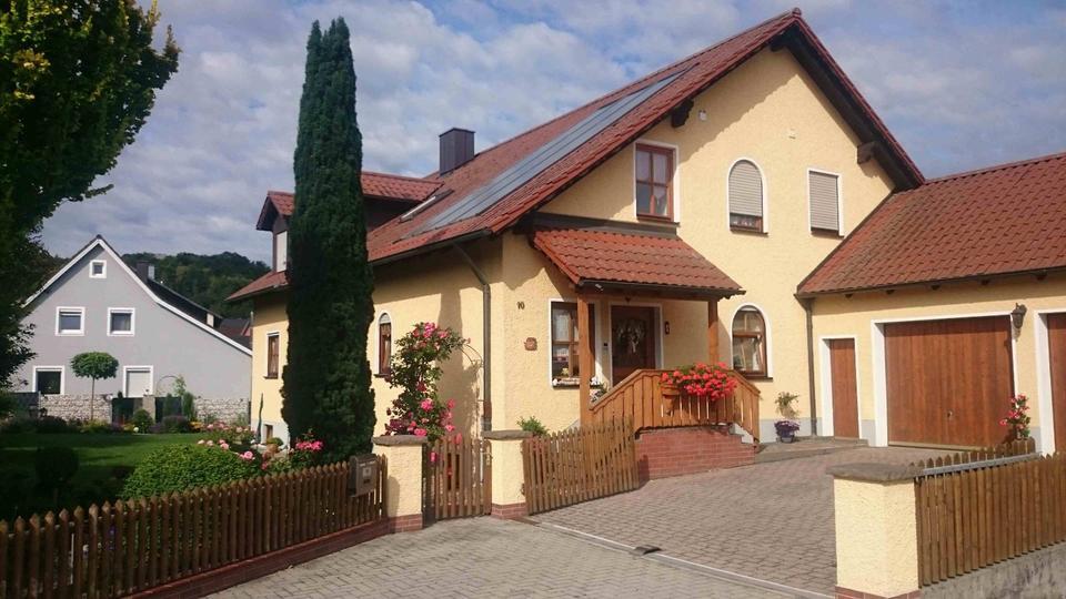 Mietwohnung 4-Zimmer m. 2 Carportplätzen