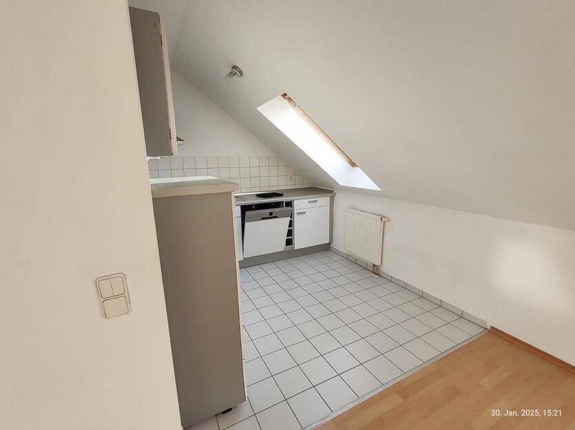 Uffenheim: Helle 2-Zimmer-DG-Wohnung mit Dachbalkon
