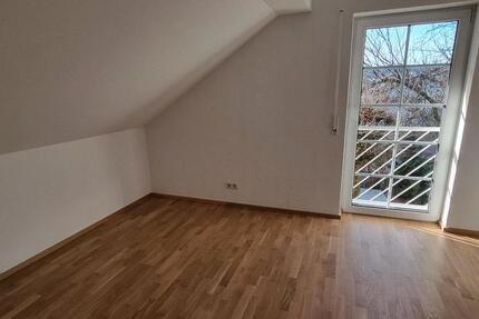 Großzügige Wohnung mit Garage in 2-Parteien Haus zu vermieten 5 zimmer