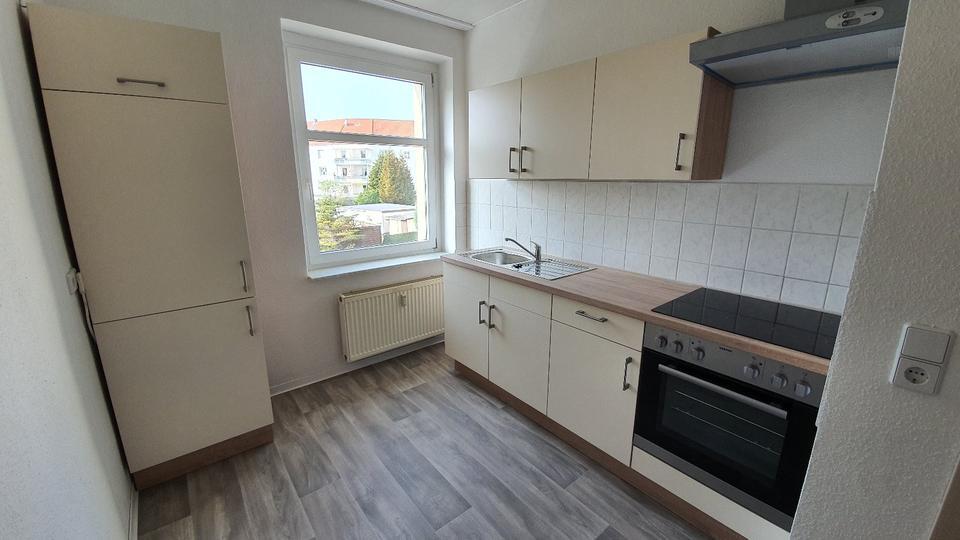 2 Raum, frisch renoviert, EBK, Laminat, großes Bad