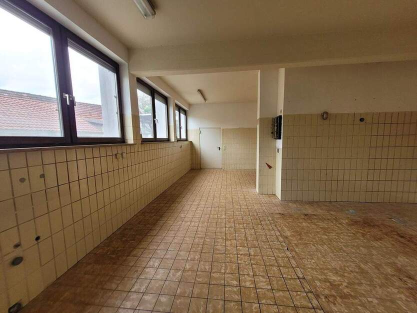 Ladenlokal mit Schaufenster, Büro und Lagerräumen