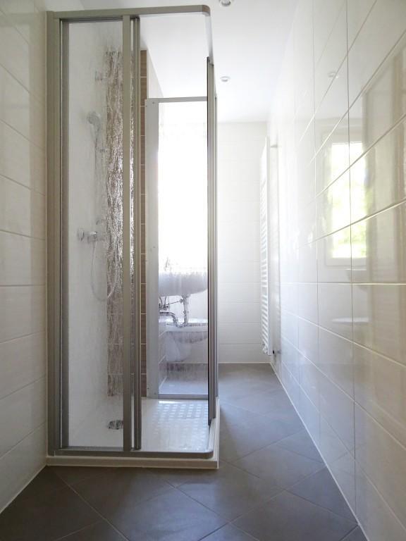 Komplett sanierte 2-RaumWohnung mit Dusche und Balkon ab sofort zu vermieten (Komplettes Mobiliar steht zum Verkauf)