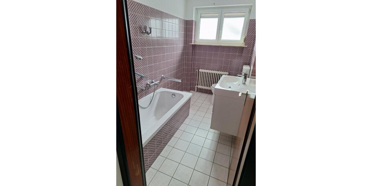 Erdgeschosswohnung mit Keller, Terrasse, Garage und Garten 3 zimmer