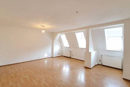 geräumige 3- Raumwohnung mit Einbauküche im Dachgeschoss ! 3 zimmer