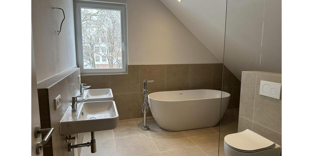 Erstbezug! Exklusives Wohnen im DG: 3-Zimmer, 5m Deckenhöhe, KfW 40, Klimaanlage, EBK & Südbalkon 3 zimmer