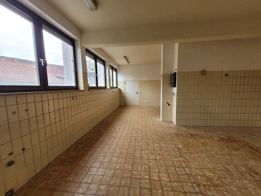 Ladenlokal mit Schaufenster, Büro und Lagerräumen