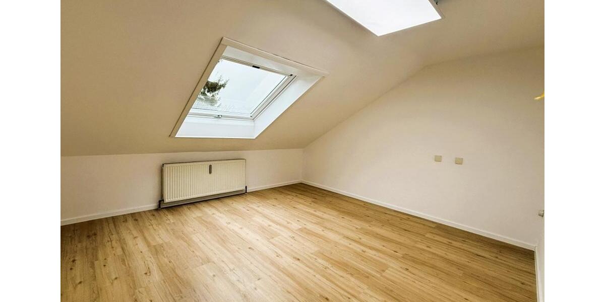 Dachgeschoßwohnung Wettstetten - 4 Zimmer, 180 m&sup2;, 1.440&euro; | Angebot:23847372