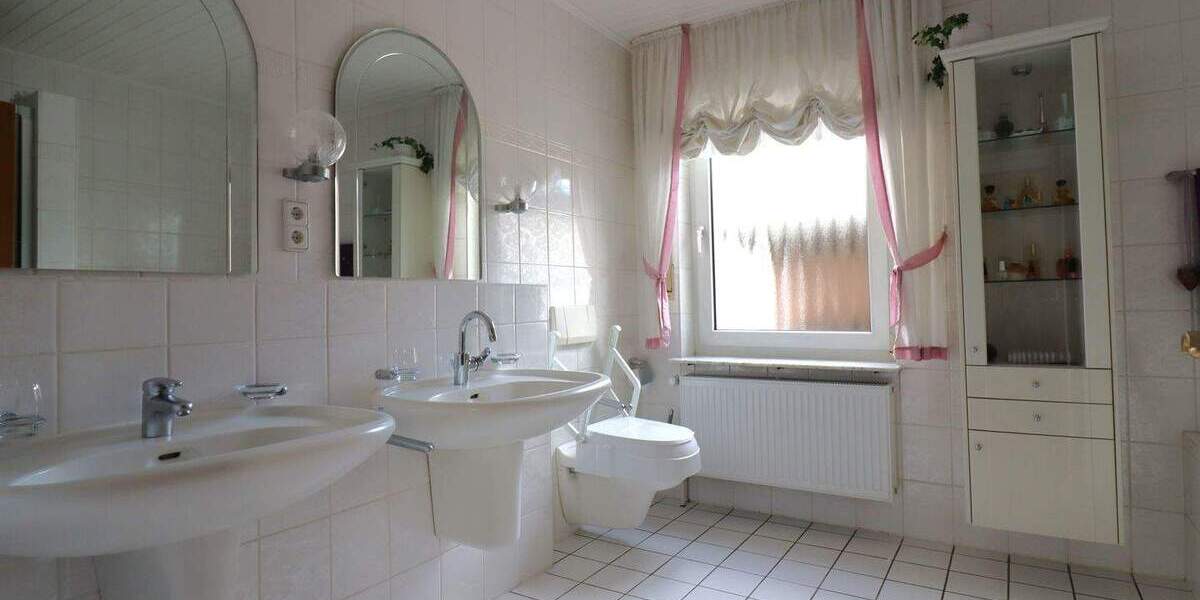 Großzügige 2,5 Zimmer Erdgeschosswohnung mit Wintergarten, Garage und Garten 2 zimmer