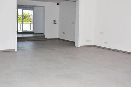 Luxuriöse 4,5-Zimmer mit großer Dachterrasse und Blick ins Grüne im Zweifamilienhaus