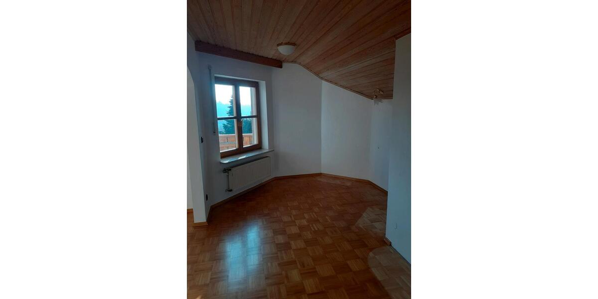 Helle 110 qm DG-Wohnung in 92660 Neustadt WN 4 zimmer