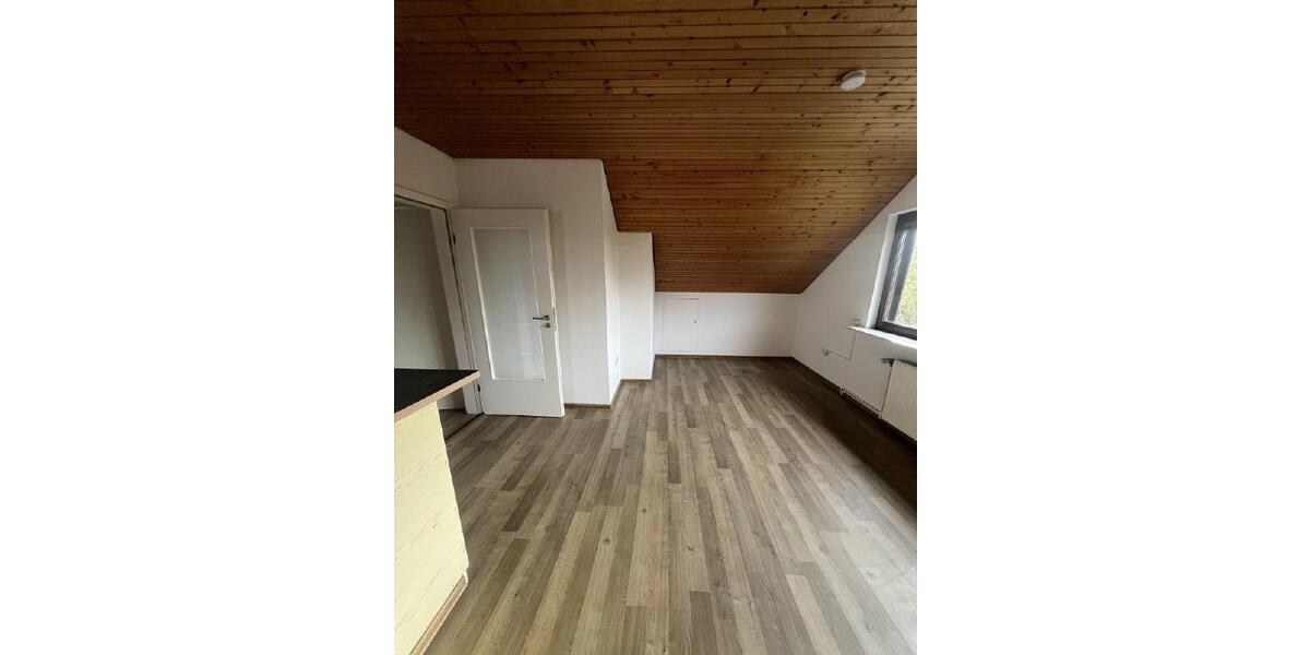 Gemütliche 2-Zimmer-Dachgeschosswohnung mit Einbauküche und Badewanne 2 zimmer