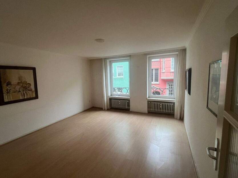 SCHÖN GESCHNITTENE DREIZIMMERWOHNUNG MIT EINBAUKÜCHE IM HERZEN VON NEUSS 3 zimmer