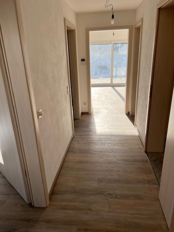 Schöne und neuwertige 2 12-Zimmer-Erdgeschoßwohnung mit EBK