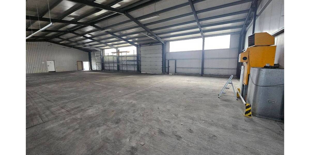Pfeilerfreie Lagerhalle mit 2 Rolltoren, Büro, Lager, Teeküche, WC & zusätzl. Freifläche zimmer