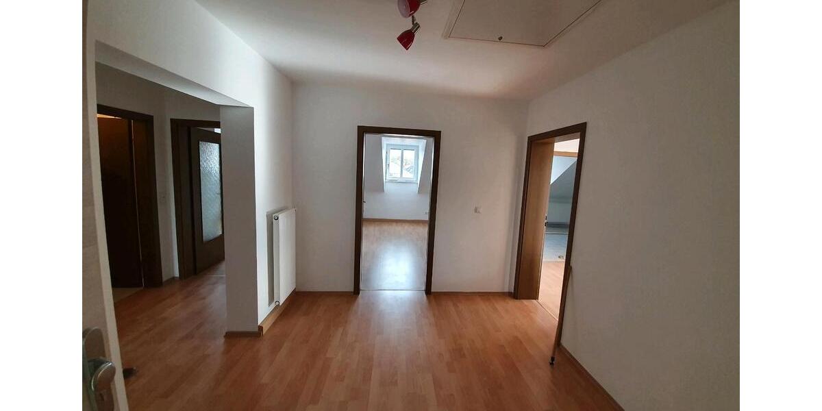 Dachgeschoßwohnung Osterhofen - 4 Zimmer, 111 m&sup2;, 800&euro; | Angebot:24806385