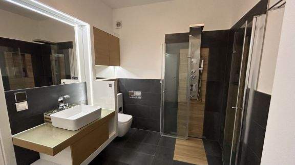 Luxus-Reihenmittelhaus mit Sauna, Designer-Küche und 256 m² Wohnfläche - Erstklassiges Wohnen 6 zimmer