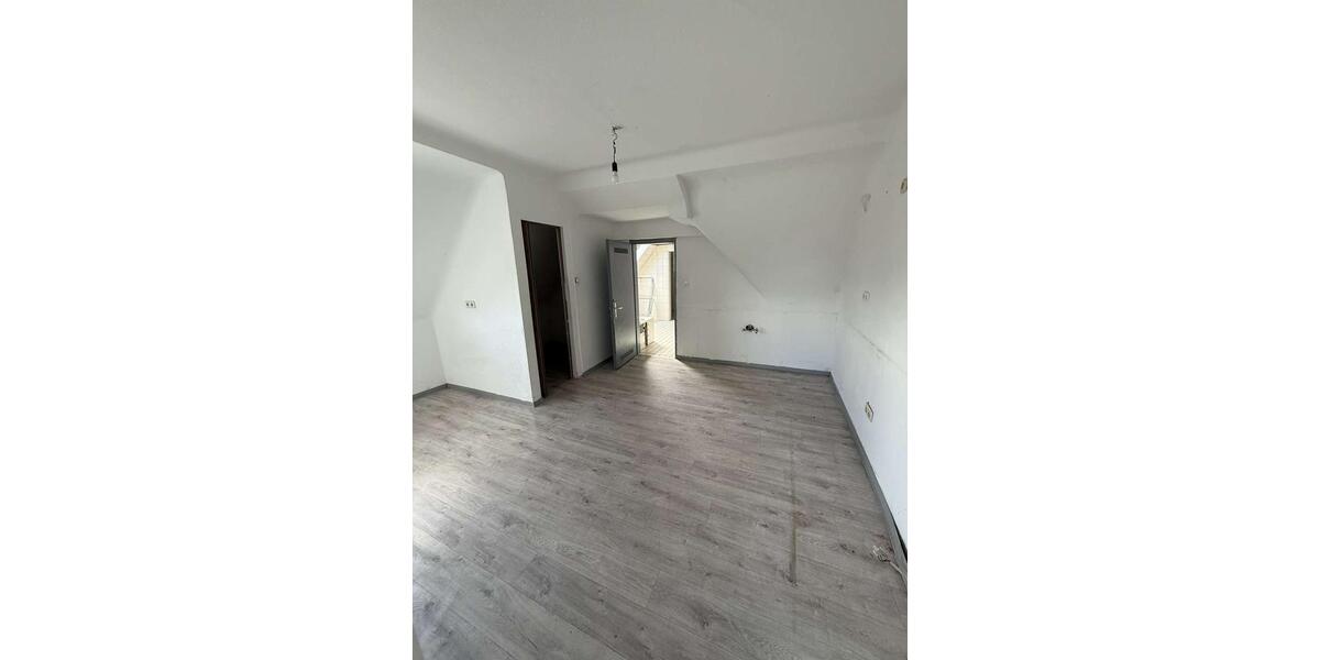 Dachgeschoßwohnung Saarbrücken West - 4 Zimmer, 70 m&sup2;, 700&euro; | Angebot:25415305
