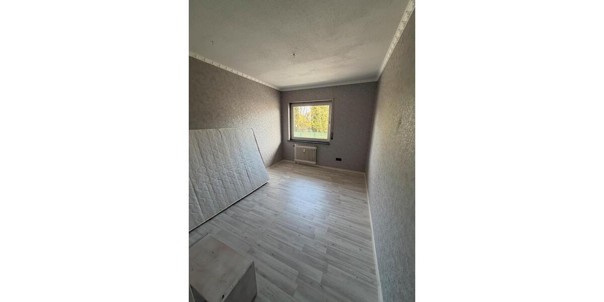 Erdgeschoßwohnung Lage - 3 Zimmer, 82 m&sup2;, 400&euro; | Angebot:26423979