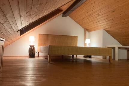 Schöne, helle Dachgeschosswohnung 1,5 Maisonette ca. 45m2 1 zimmer