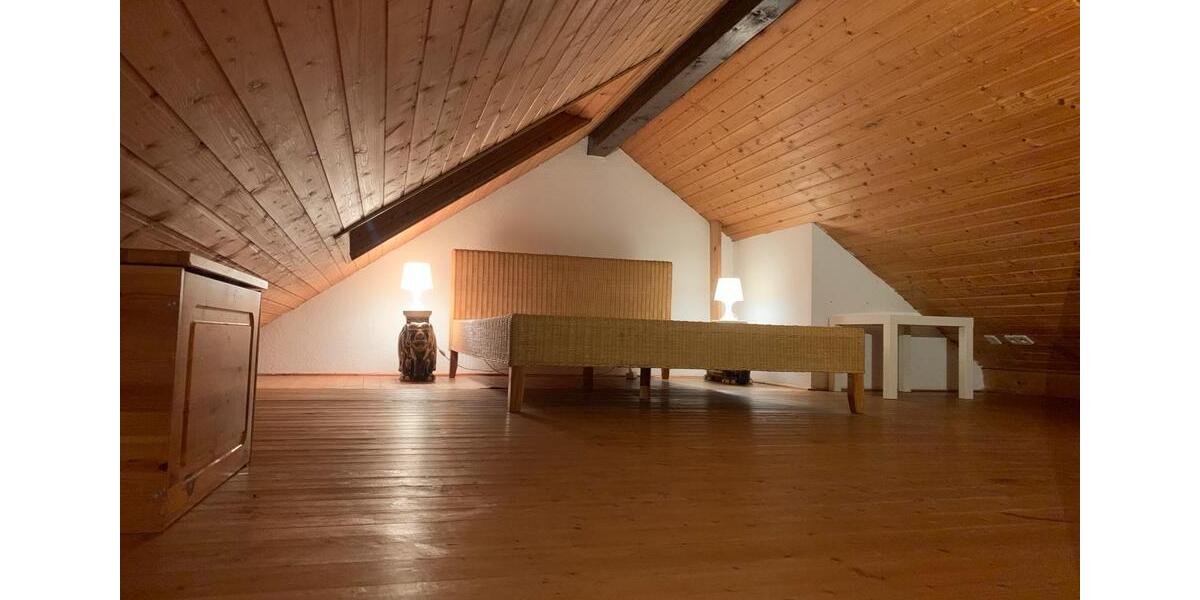 Schöne, helle Dachgeschosswohnung 1,5 Maisonette ca. 45m2 1 zimmer