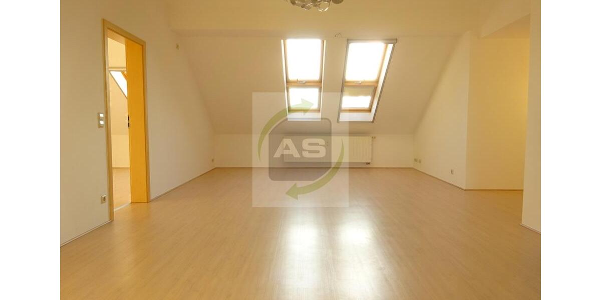Dachgeschoßwohnung Zwickau - 3 Zimmer, 101 m&sup2;, 749&euro; | Angebot:26004595
