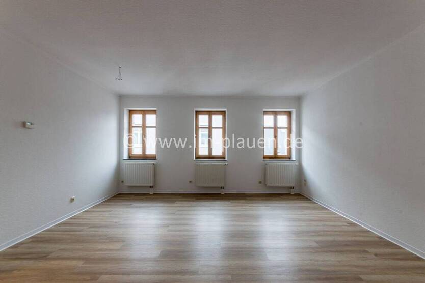 Zentrale 2-Zimmer-Dachgeschoßwohnung in Auerbach - frisch renoviert & sofort beziehbar!