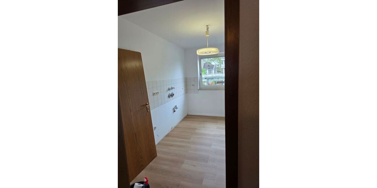 Renovierte 2,5 Zimer-Wohnung mit Aufzug, Balkonkraftwerk, Video-Sprechanlage, Garage (Warmmiete: 1.040 + 100 Garage) - Etagenwohnung Duisburg Meiderich | Angebot:27261102