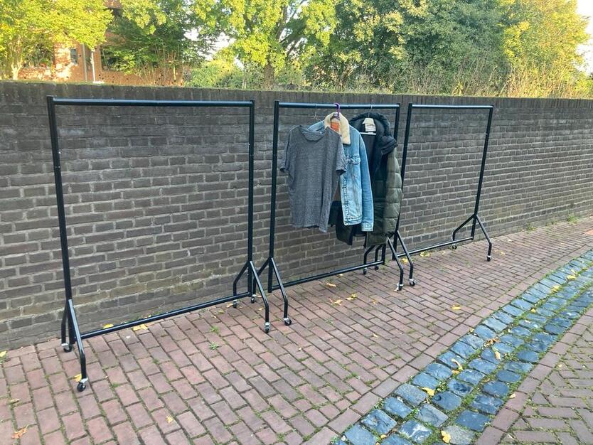 3 Robuste, mobile Kleiderständer